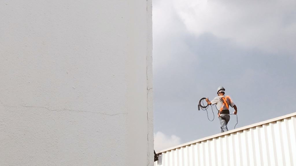 Kokosing Industrial (Bonfire vendor) construction employee working on a roof