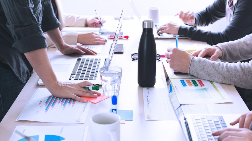 better evaluator relationships with people meeting to discuss